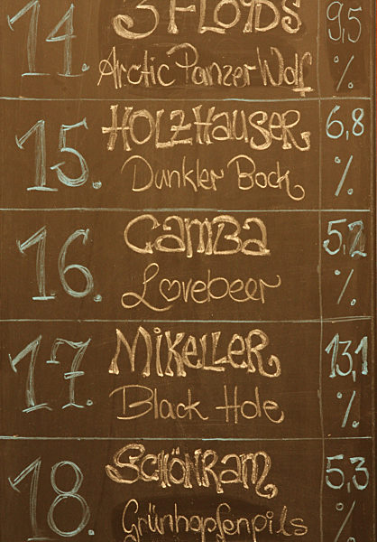 Tafel mit Biersorten verschiedener Craft-Biere in München, 2013