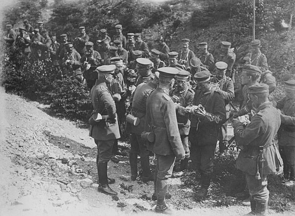 Deutsche Soldaten überprüfen ihre Gasmasken, 1917