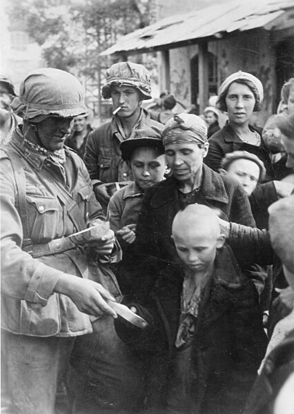 Deutsche Soldaten verteilen Essen in Sewastopol, 1942