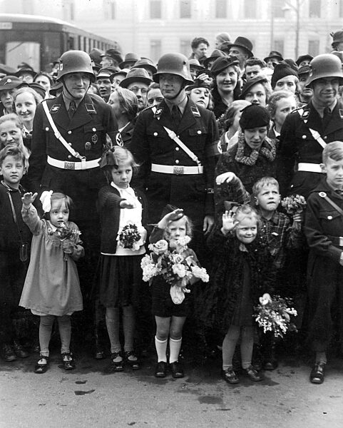 Leibstandarte-SS sperrt eine Straße