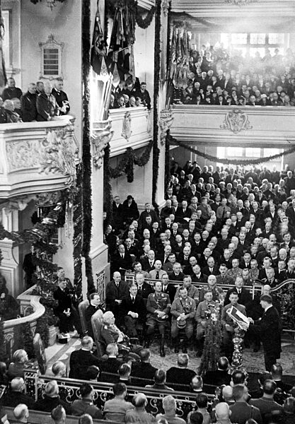 Paul von Hindenburg und Adolf Hitler in der Garnisonskirche, 1933