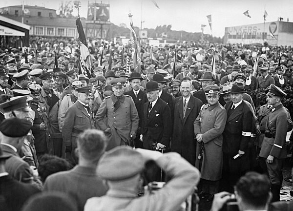 Franz von Papen and Kurt von Schleicher as guests of the Stahlhelm, 1932