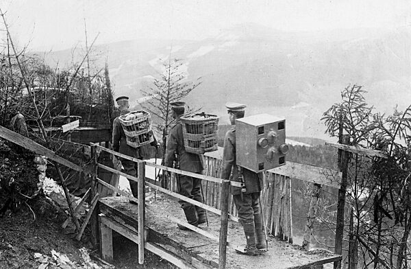 Soldaten transportieren Brieftauben, 1917