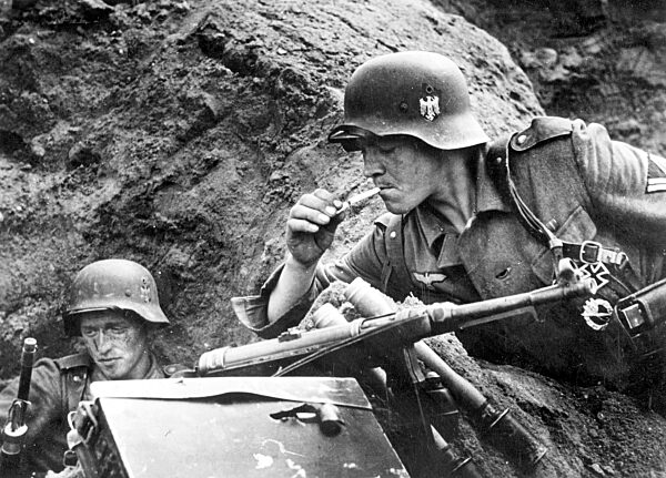 Deutsche Soldaten in einer Kampfpause an der Ostfront, 1943