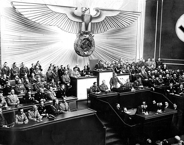 Adolf Hitler während seiner Rede vor dem Reichstag anläßlich der Kriegserklärung am 1. September 1939