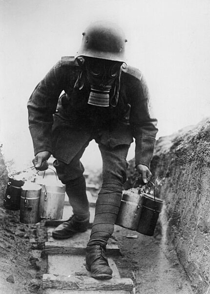 Deutscher Soldat bei Gasalarm im Ersten Weltkrieg