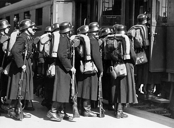 SS-Männer fahren zum Reichsparteitag