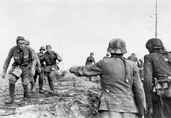 Sowjetische Soldaten geben sich gefangen, 1943