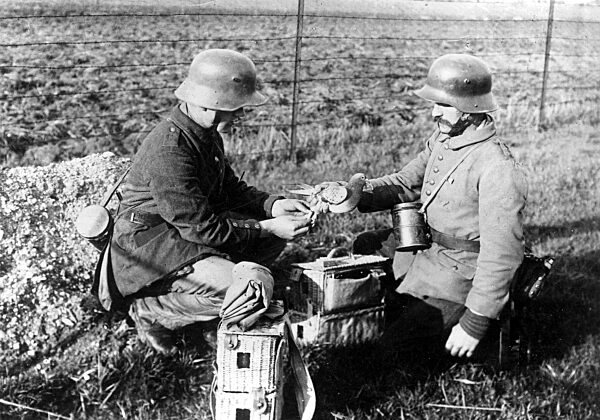 Deutsche Soldaten senden eine Brieftaube, 1918