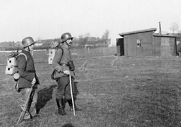 Deutsche Soldaten transportieren Brieftauben an die Front, 1918