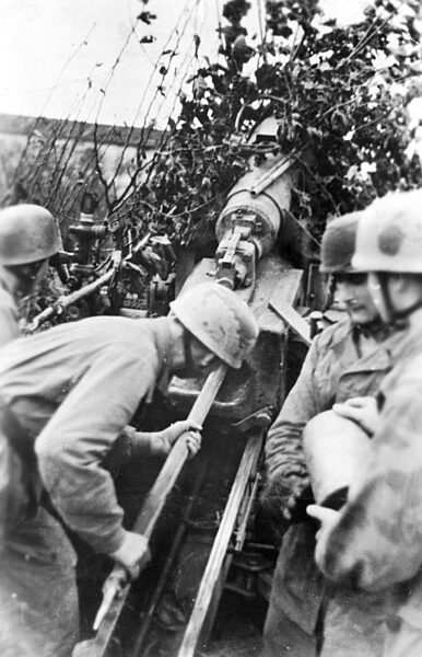 German paratroopers load an artillery gun in Italy, 1944
