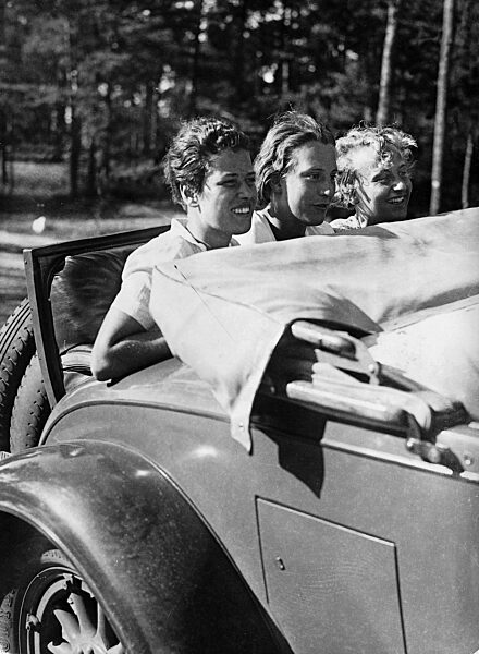 Frauen im Cabrio, 1932