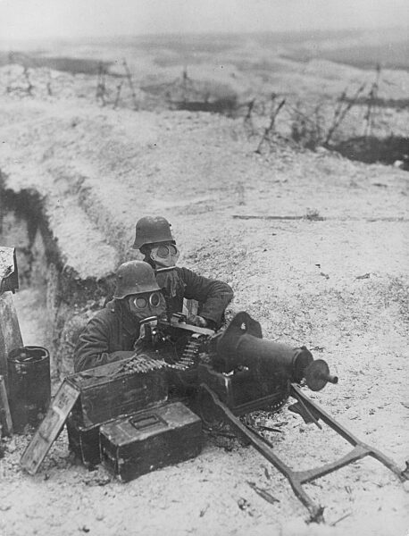 Deutsche Soldaten mit Gasmaske an der Westfront, 1916