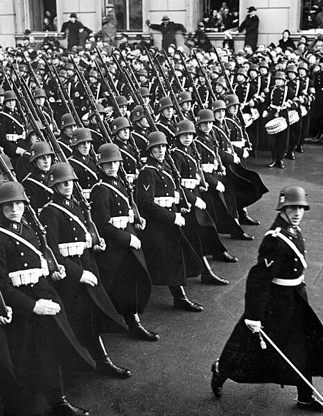 Parade der "Leibstandarte-SS" zum Jahrestag der Machtergreifung