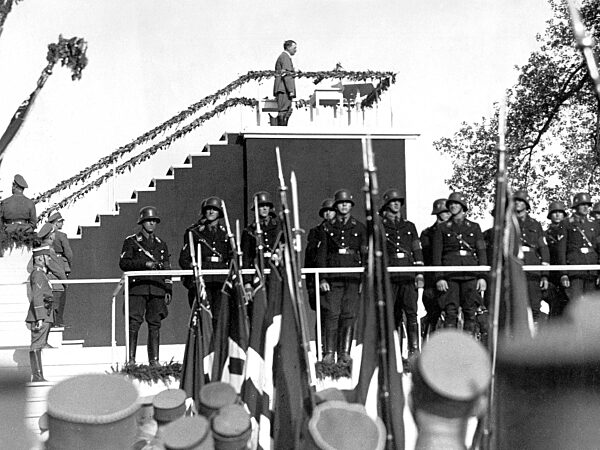 Adolf Hitler spricht zur SA