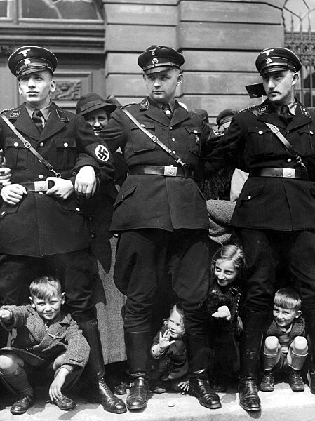 Allgemeine SS bildet eine Absperrung