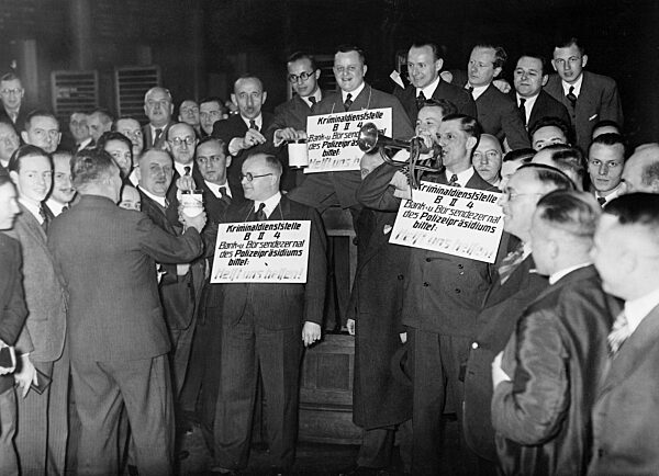 Police collect money, 1934