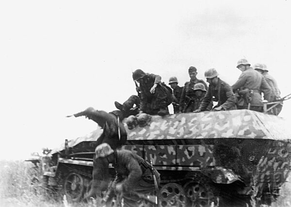 Deutsche Panzergrenadiere bei Kursk, 1943