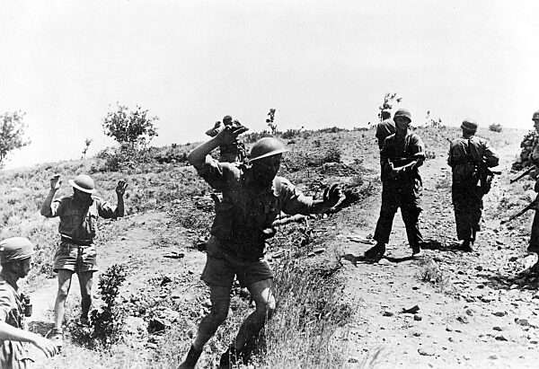 German paratroopers with English war prisoners, Crete 1941