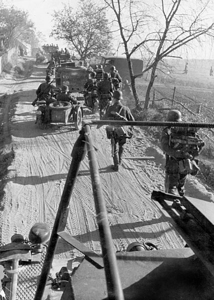 German column on the Eastern Front, 1941