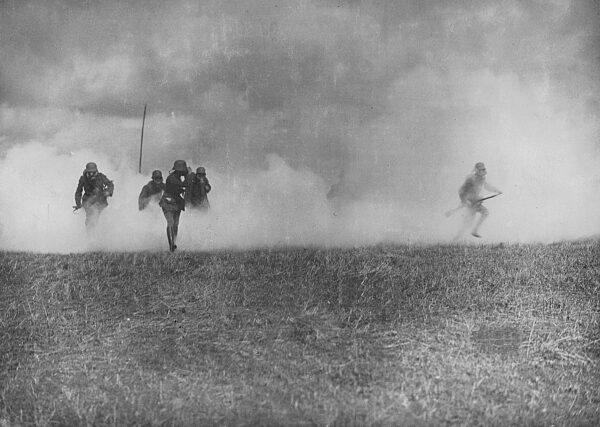 Deutsche Infanteristen üben den Angriff bei Gaseinsatz, 1918