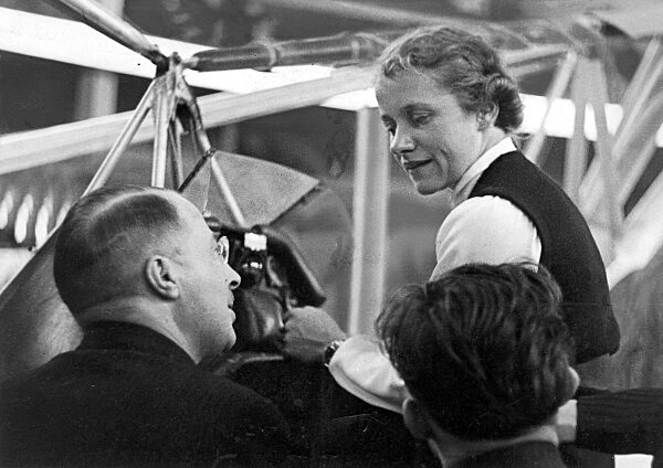 Heinrich Focke mit Hanna Reitsch bei einer Flugvorführung