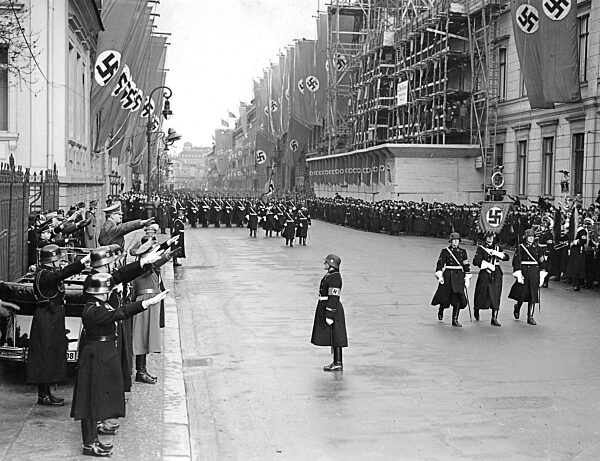 Sepp Dietrich meldet Adolf Hitler die "Leibstandarte" zum Jahrestag der Machtergreifung, 1938