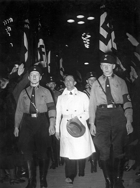 Joseph Goebbels zwischen SS-Wächtern, 1934