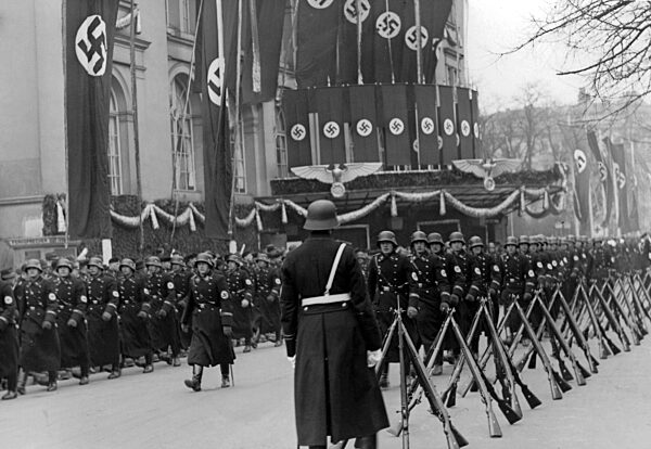 Leibstandarte-SS Adolf Hitler' vor der Krolloper