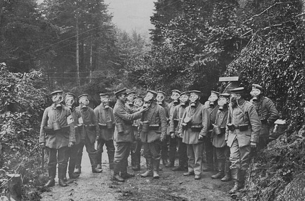 Deutsche Soldaten prüfen ihre Gasmasken, 1917