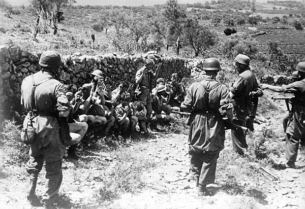 German paratroopers with English prisoners of war, Crete 1941