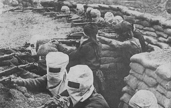 Britische Soldaten mit Gasmasken, 1917