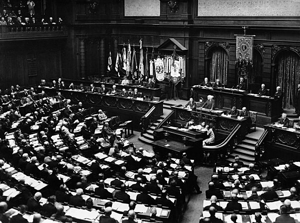 Reich Chancellor Hans Luther speaks in the Reichstag on the occasion of the 20th German Gymnastics Day, 1925