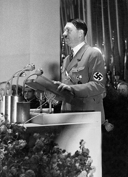 Hitler speaks at Automobile show