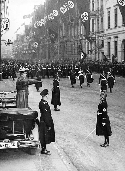 Sepp Dietrich meldet Hitler zum Jahrestag der Machtübernahme 1937