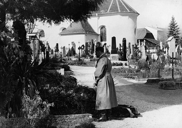 Hitler at the grave of his parents, 1938