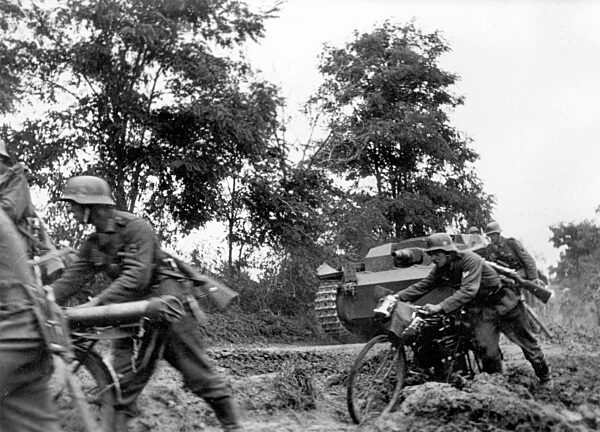 German infantry and tanks near Kiev, 1941