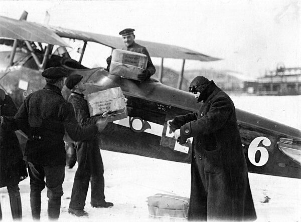 Loading of airmail in Berlin-Johannisthal