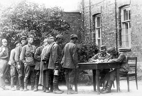 Registering Soviet prisoners of war, 1941