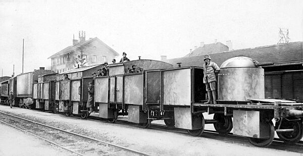Armored train before the entry into Munich during the overthrow of the Bavarian Soviet Republic
