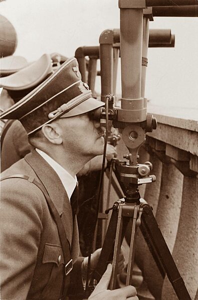 Adolf Hitler in Polen, am Scherenfernrohr, 1939