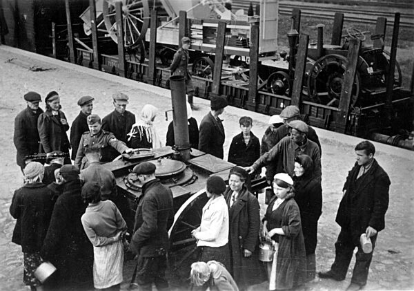 Forced workers get tea from a field kitchen , 1942