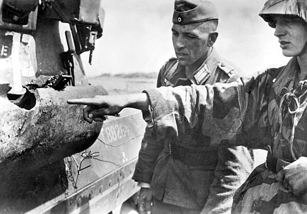 Deutsche Soldaten besichtigen einen russischen Panzer, 1943