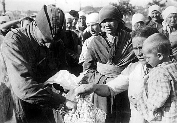 Population feed Russian prisoners of war, 1941