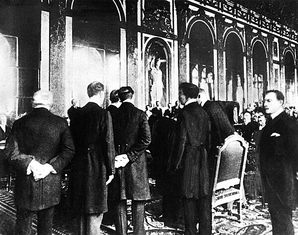 Mueller signs the Treaty of Versailles