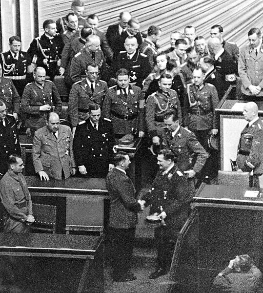 Reichsmarschall Göring gratuliert Hitler nach dessen "Friedensrede" am 6. Oktober 1939