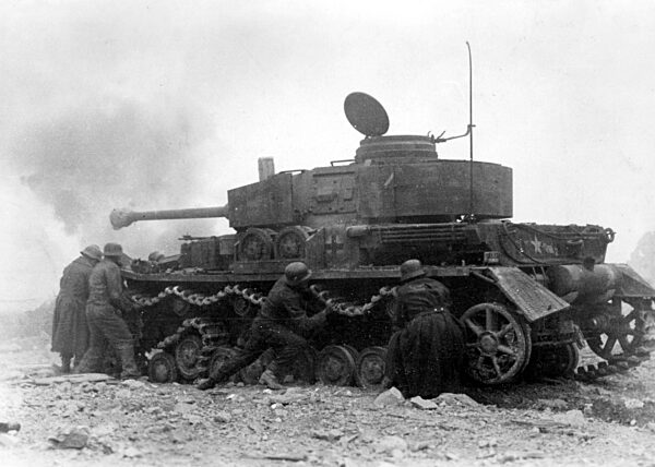 Reparatur an einem Panzer IV H bei Monte Cassino, 1944