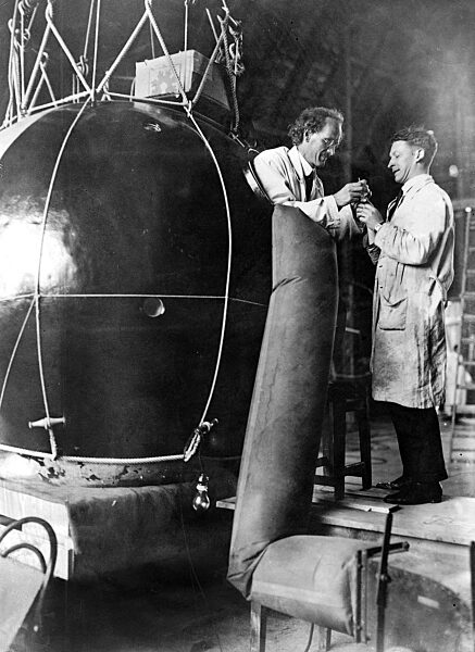 Auguste Piccard with his assistent Kipfer at the ballon