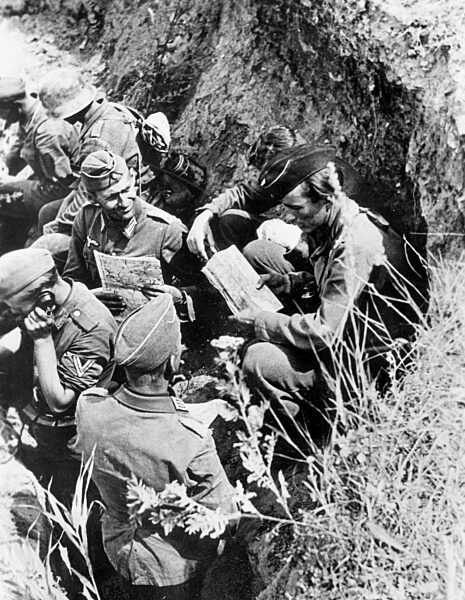 Deutsche Offiziere besprechen den Einsatz an der Ostfront, 1943