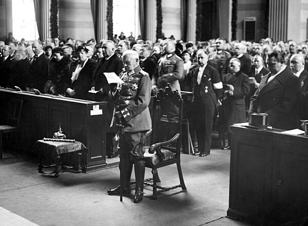 Paul von Hindenburg in der Nikolaikirche am Tag von Potsdam, 1933